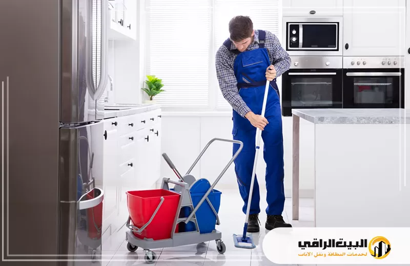 أرخص شركة تنظيف مطابخ بالرياض 0550071994 البيت الراقي رجل في ملابس زرقاء ينظف مطبخاً في الرياض.