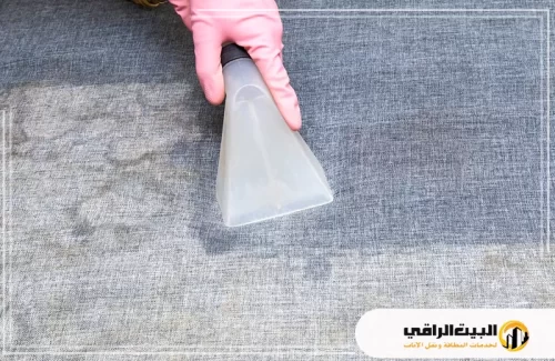 تنظيف الكنب من البول 0550071994 البيت الراقي تنظيف الكنب من البول يتطلب استخدام مواد مخصصة ومعدات خاصة لامتصاص السوائل بسرعة وفعالية. في هذه الصورة، يظهر استخدام أداة يدوية تساعد في تنظيف الكنب بشكل دقيق