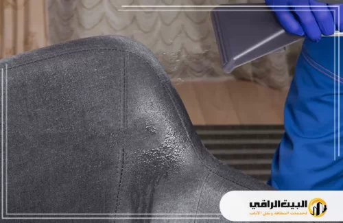 تنظيف الكنب بالبيكربونات والخل 0550071994 البيت الراقي تنظيف الكنب بالبيكربونات والخل هو طريقة فعالة وآمنة لإزالة البقع والروائح من الأقمشة. في الصورة، يظهر شخص يرتدي زيًا مخصصًا يقوم بتنظيف الكنب باستخدام أدوات متخصصة. يتم رش مادة تنظيف على الجزء العلوي