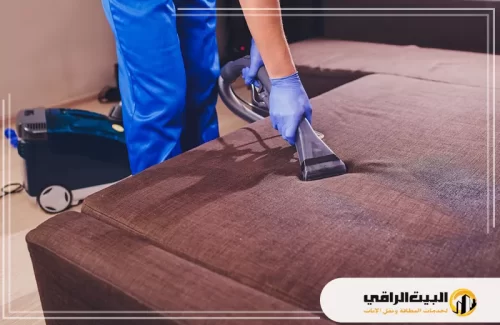 تنظيف للبقع العنيدة 0550071994 البيت الراقي تنظيف للبقع العنيدة يتطلب أدوات متخصصة، كما يظهر في هذه الصورة حيث يقوم فني بتنظيف الأريكة باستخدام جهاز مخصص لإزالة الأوساخ والبقع