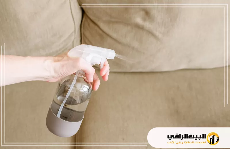 تنظيف الكنب بالخل 0550071994 شركة البيت الراقي نقدم طريقة تنظيف الكنب بالخل آمنة، حيث يُرش المحلول على الأقمشة للتطهير وإزالة البقع والروائح المزعجة.