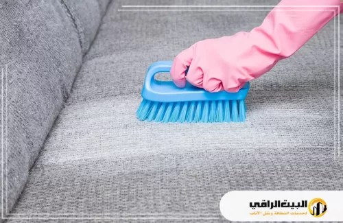 إزالة المناكير من الكنب 0550071994 البيت الراقي إزالة المناكير من الكنب يتطلب اهتمامًا دقيقًا، حيث يظهر في الصورة استخدام فرشاة تنظيف خاصة لإزالة البقع بعناية من سطح الكنب. بفضل أدوات التنظيف المناسبة