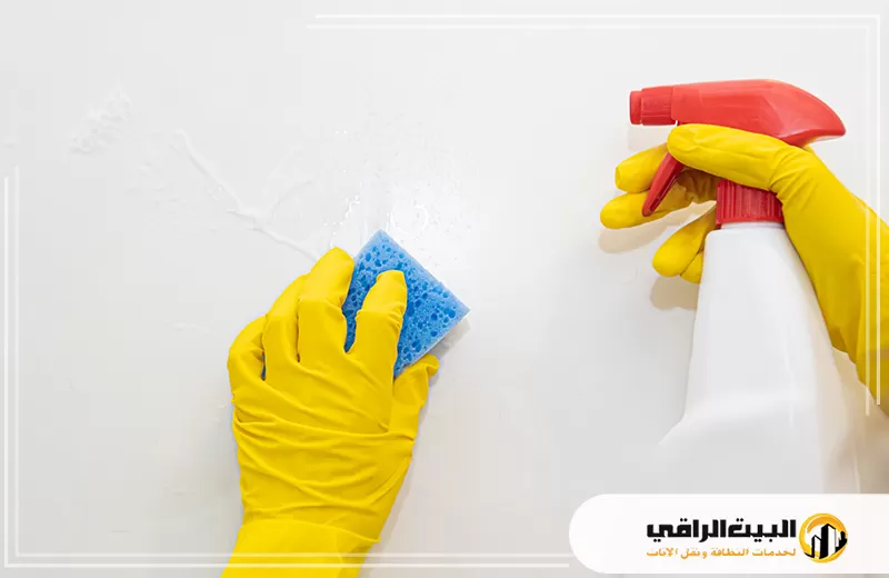 نقدم حلولاً متقدمة لتنظيف الجدران من آثار الكنب، لنعيد لجدارك البياض والنقاء دون تضرر الطلاء.