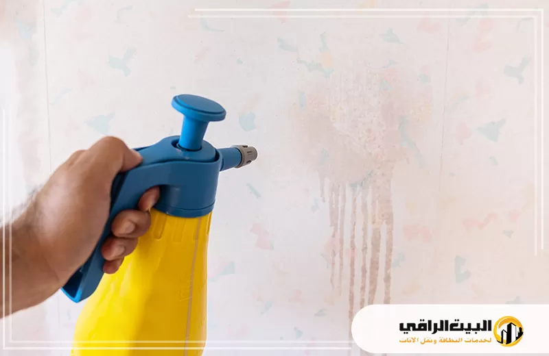 نحن متخصصون في تنظيف الجدران من آثار الكنب، لنُزيل الأوساخ الصعبة ونُعيد لجدارك نقاءه الأبيض بأمان.