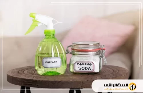 تنظيف كنب 0550071994 البيت الراقي تنظيف كنب باستخدام مكونات طبيعية مثل البيكربونات والخل يمكن أن يكون فعالًا وآمنًا. في هذه الصورة، يظهر زجاجة بخاخ تحتوي على الخل وزجاجة أخرى تحتوي على البيكربونات