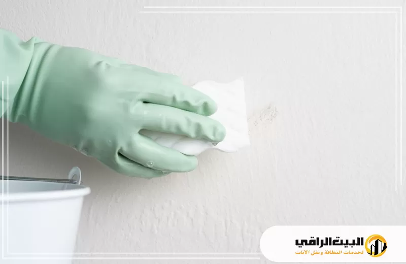 نستخدم تقنيات فعالة لـ تنظيف الجدران من آثار الكنب، لنُزيل العلامات الصعبة ونُعيد النقاء للطلاء بأمان.