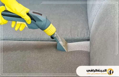 استخدام أسيتون على الأقمشة القابلة للغسل 0550071994 البيت الراقي استخدام أسيتون على الأقمشة القابلة للغسل يعد خطوة فعالة لإزالة البقع الصعبة. في هذه الصورة، يظهر شخص يرتدي قفازات التنظيف وهو يستخدم جهاز شفط مخصص لإزالة الأوساخ